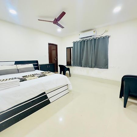 Sketch Family Restaurant & Rooms Visakhapatnam Exterior foto